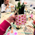 Giftset Creatives | Roze Portugal orchidee + DIY schilderpakket – incl. sierpotten, verf, kwasten & dienblad