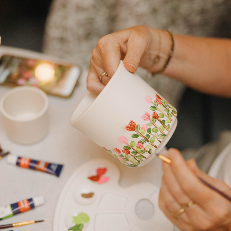 Giftset Creatives | Roze Portugal orchidee + DIY schilderpakket – incl. sierpotten, verf, kwasten & dienblad